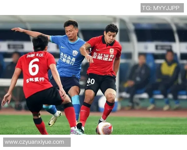 足球明星激情四射大力踢球瞬间精彩捕捉展现运动魅力与力量之美 足球明星激情四射大力踢球瞬间精彩捕捉展现运动魅力与力量之美